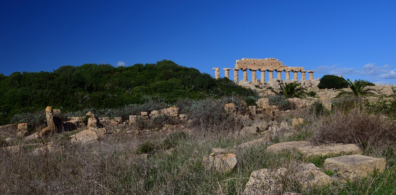 ulleo-temple-2835452_1280_web Ancient Greek Doric temple columns at Selinunte, Sicily, surrounded by wild grass